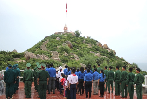Đoàn viên, hội viên, thanh thiếu nhi tham gia Lễ chào cờ tại công trình thanh niên Cột cờ Tổ quốc trên đảo Cù Lao Xanh